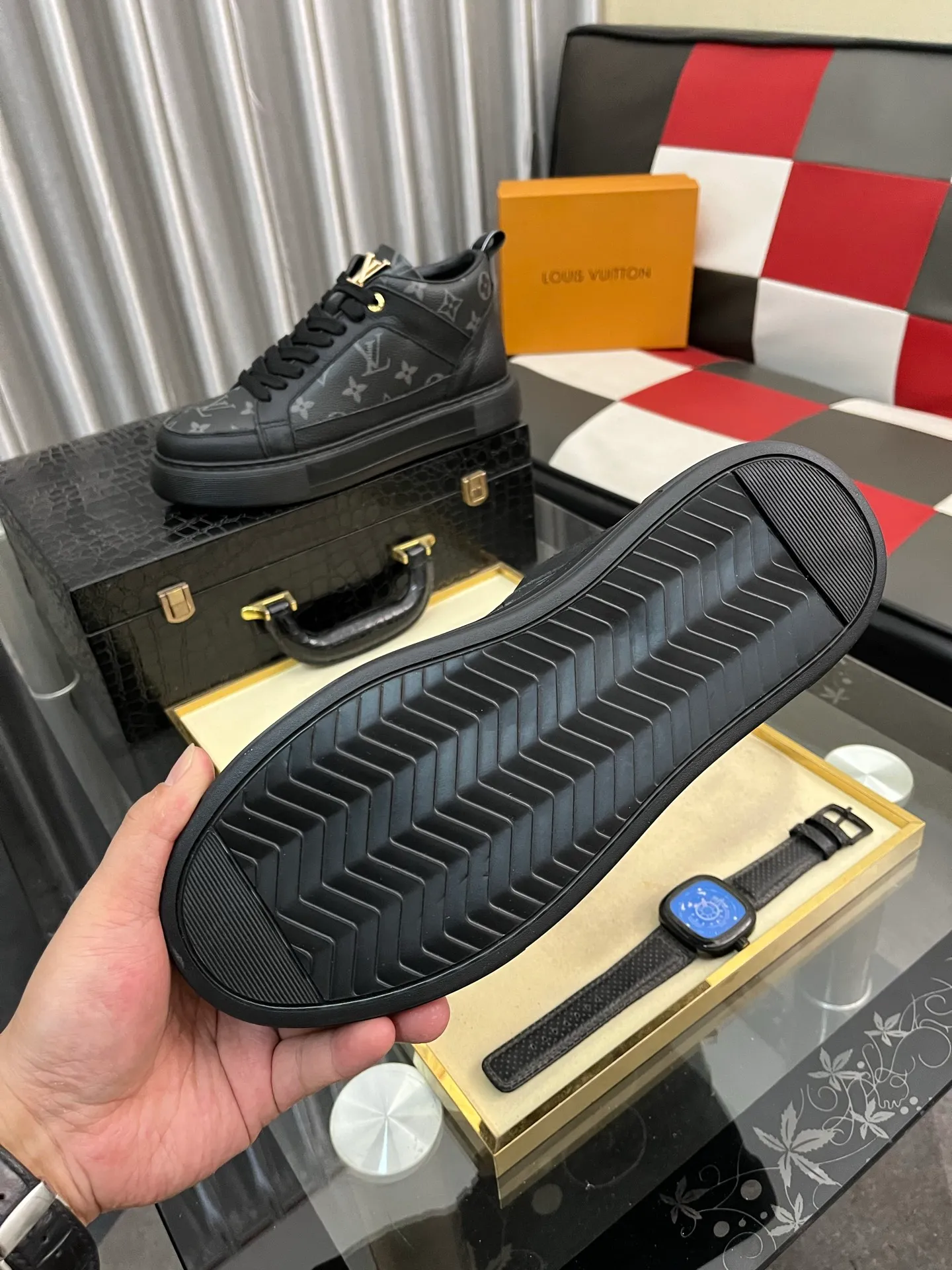 Ex-factory price: 438⌚️⌚️[LOUIS VUITTON] Same style as Louis Vuitton* official website 🚹Men's high-top casual shoes❤️Same style as popular celebrities and big names ~ Best-selling at home and abroad Lv focuses on the checkerboard series...Imported first-layer cowhide with special fabrics➕Full sheepskin lining➕Brand-specific hollow outsole, code number: 38-44